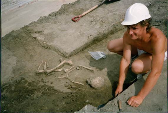 Archaeological dig at Grove Farm, Market Lavington - 1990/91