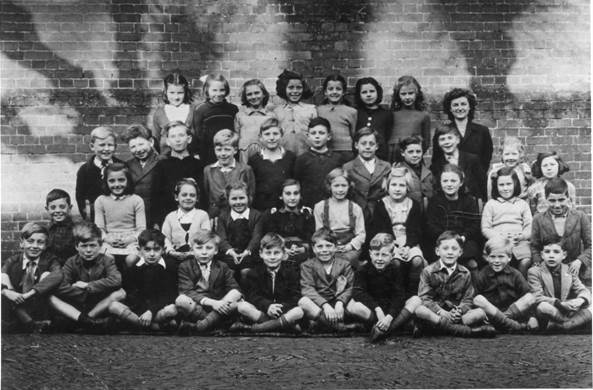 A market Lavington school phot from about 1950