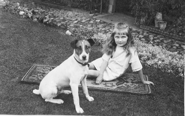 Peggy Welch and the dog Rufus in 1926