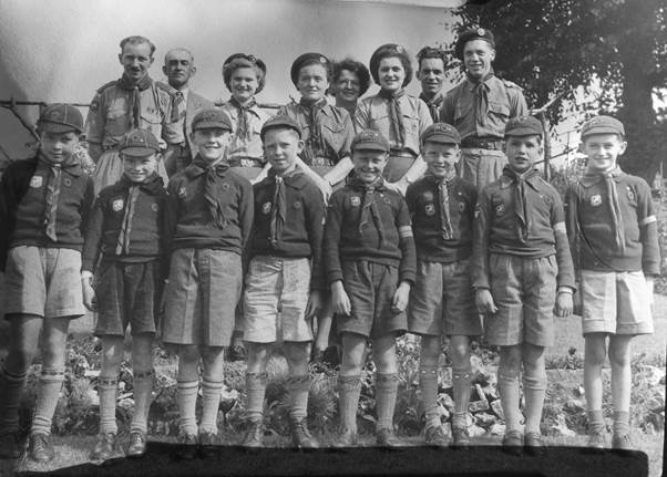 Market Lavington cubs and leaders in about 1950