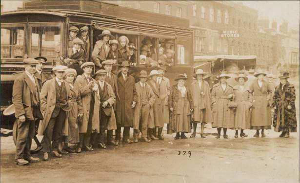 1920s photo of a Lavington and Devizes bus - concentrating on the passengers